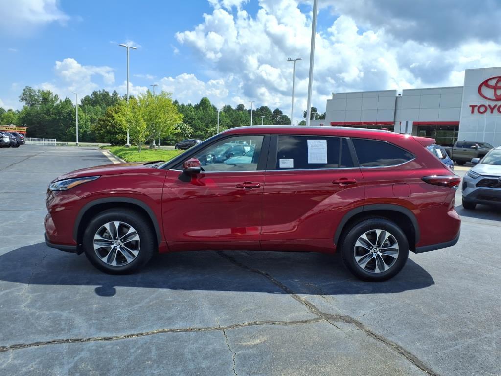 2024 Toyota Highlander XLE photo 2