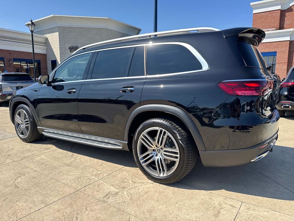 2026 Mercedes Benz GLS 450 4MATIC photo 3