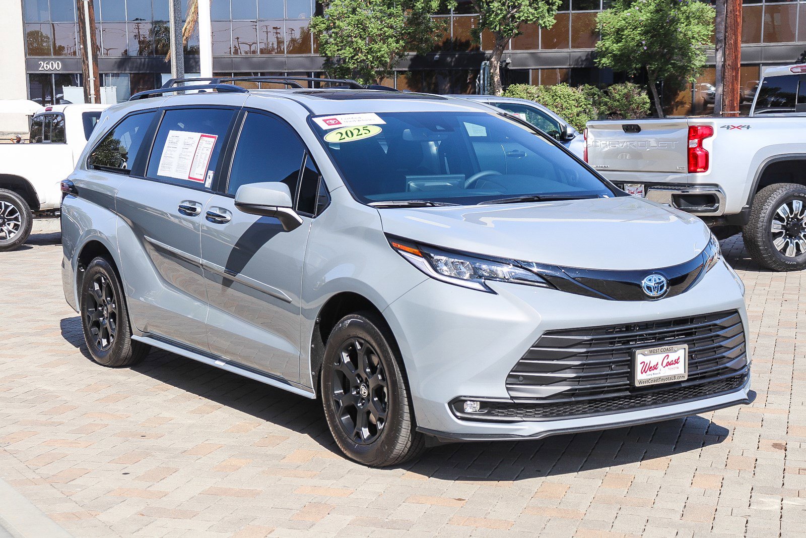 2025 Toyota Sienna Woodland Edition photo 3