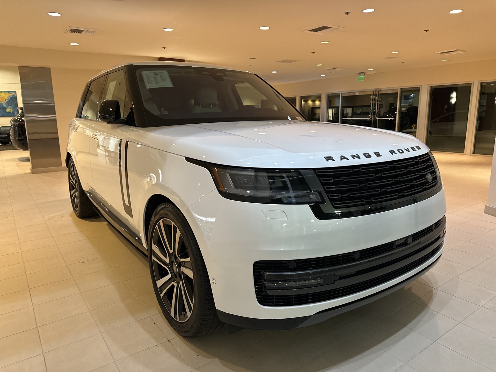 2023 Land Rover Range Rover SE photo 2