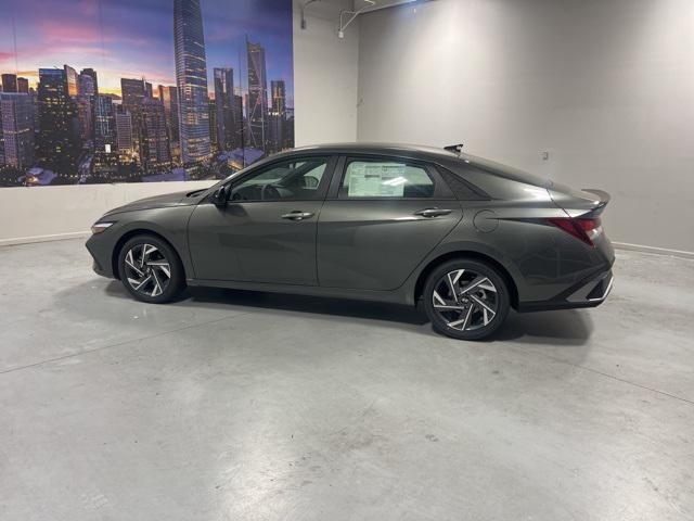 2025 Hyundai Elantra SEL Sport photo 2