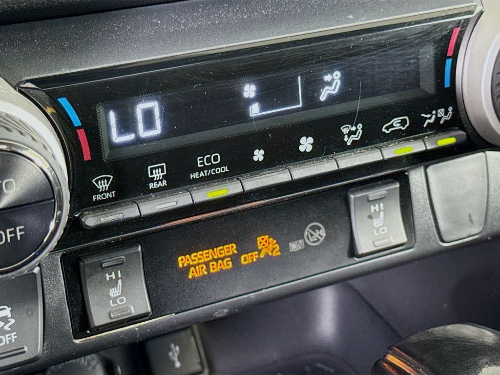 2020 Toyota RAV4 Hybrid XSE photo 18