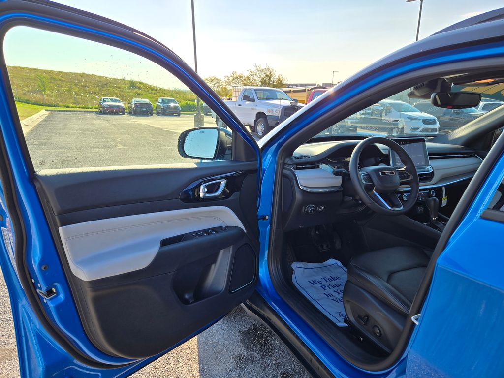2024 Jeep Compass Limited photo 9