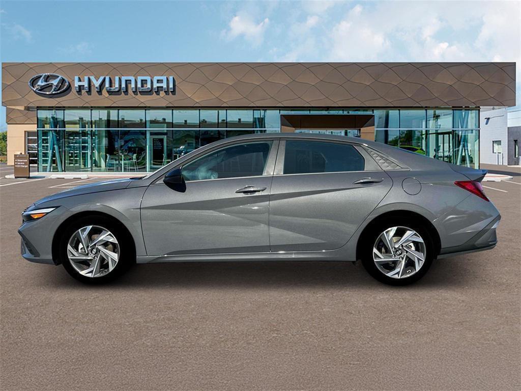 2025 Hyundai Elantra SEL Sport photo 3