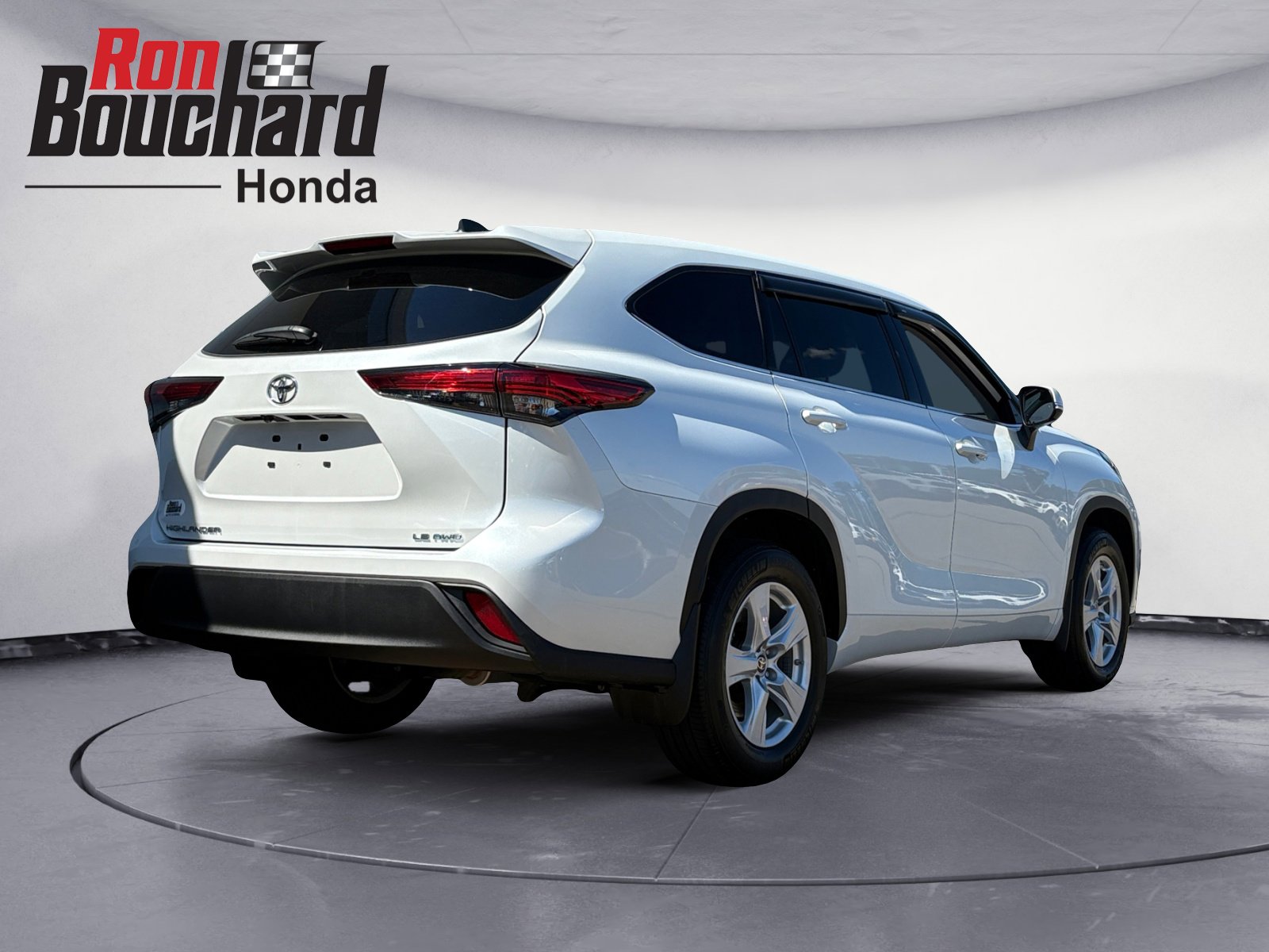 2022 Toyota Highlander LE photo 2