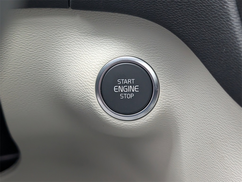 2025 Volvo XC40 photo 17