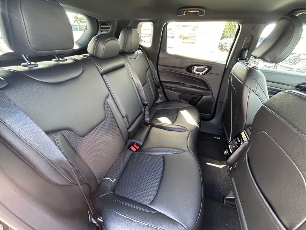 2026 Jeep Compass Latitude Altitude photo 32