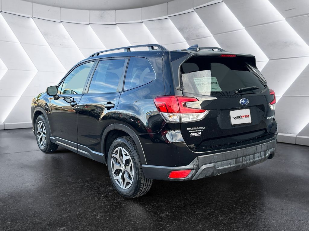 2022 Subaru Forester Premium photo 4