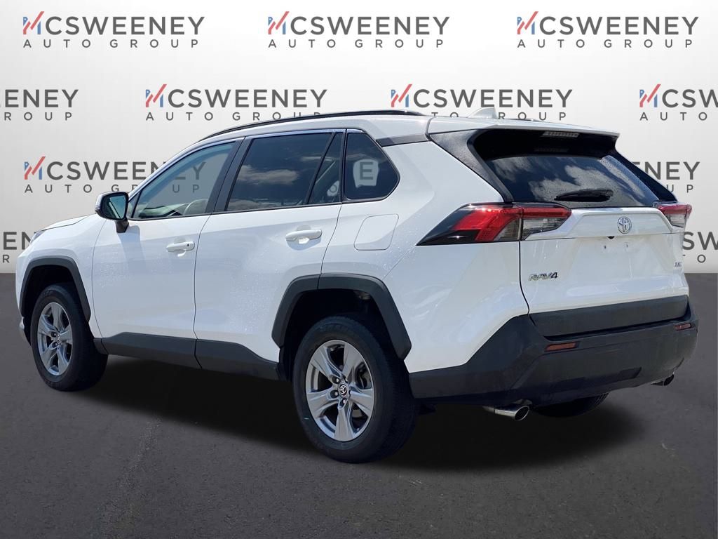 2022 Toyota RAV4 XLE photo 2
