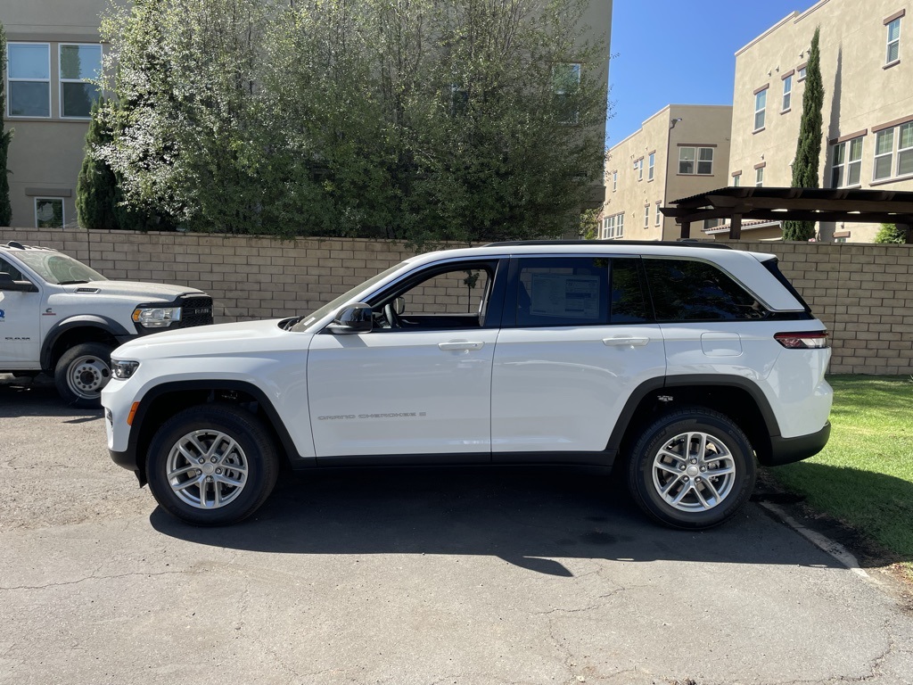 2025 Jeep Grand Cherokee Laredo X photo 2