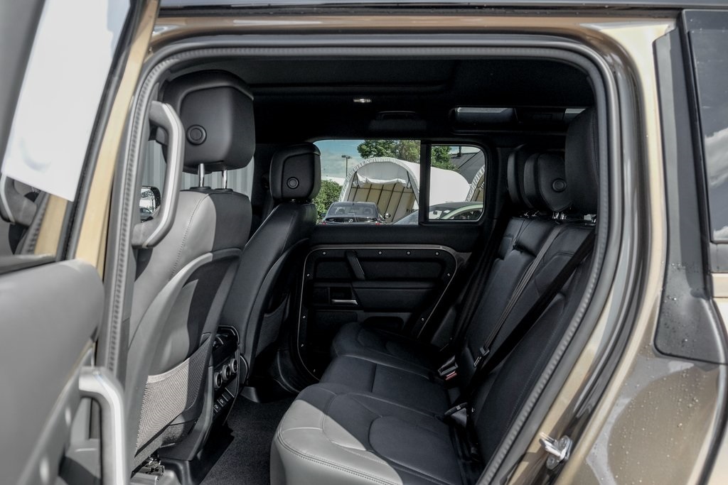 2025 Land Rover Defender 110 X-Dynamic SE photo 16