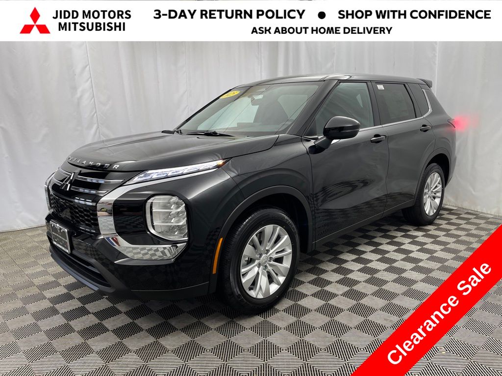 2025 Mitsubishi Outlander ES's photo