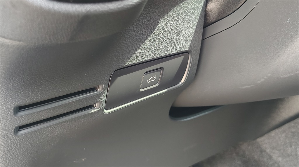 2023 Volvo XC40 Recharge Ultimate photo 11