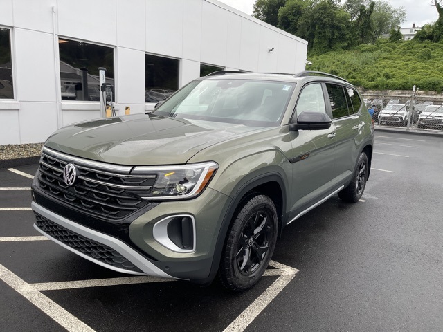 2025 Volkswagen Atlas Peak Edition SE photo 3