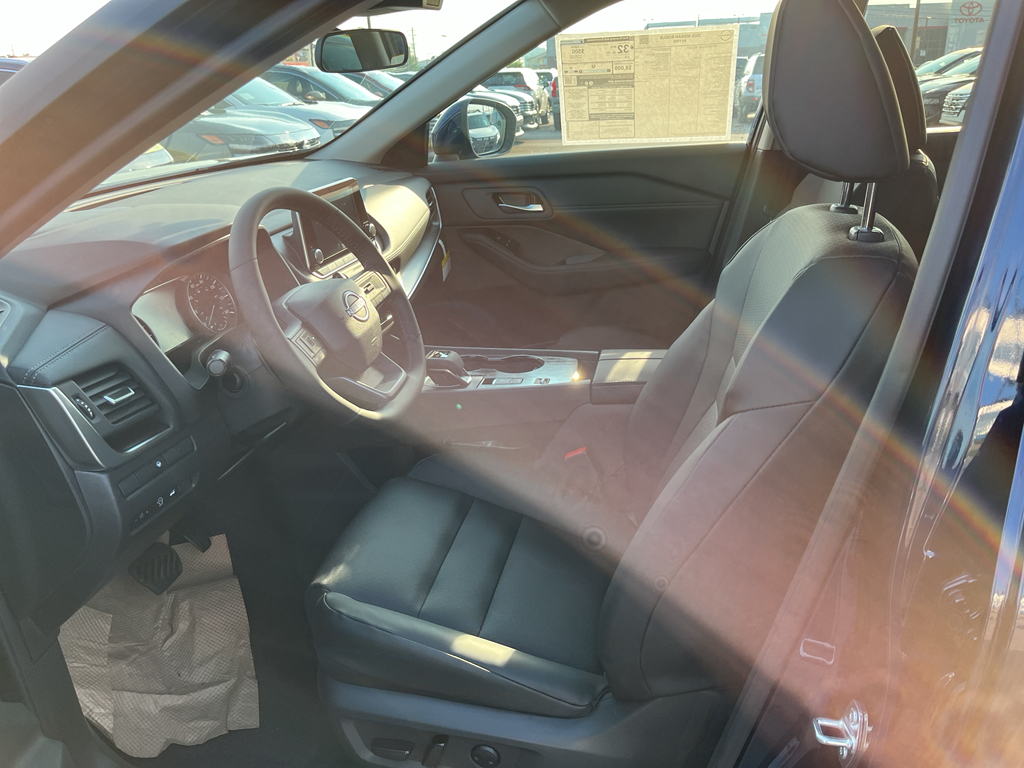 2026 Nissan Rogue SV photo 4