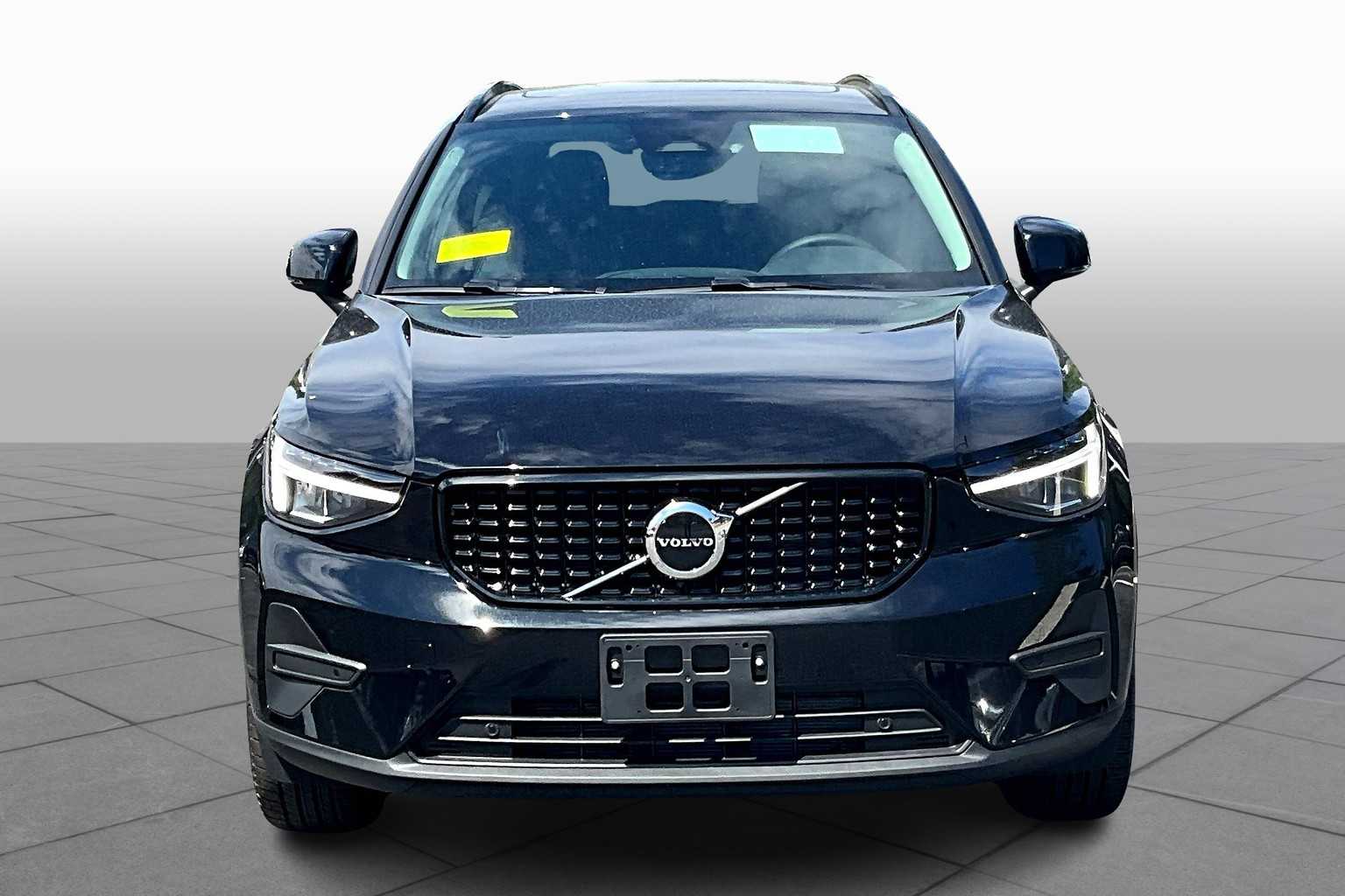 2026 Volvo XC40 Core photo 2