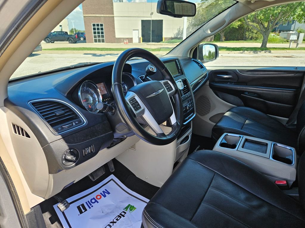 2016 Chrysler Town & Country Touring photo 17