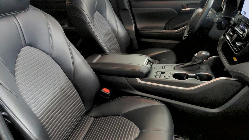 2023 Toyota Highlander XSE photo 28