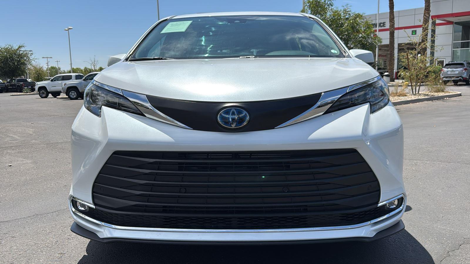 2024 Toyota Sienna XLE photo 2