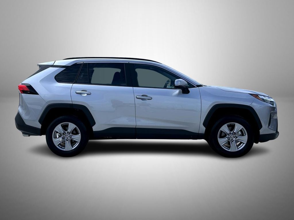 2023 Toyota RAV4 XLE photo 4