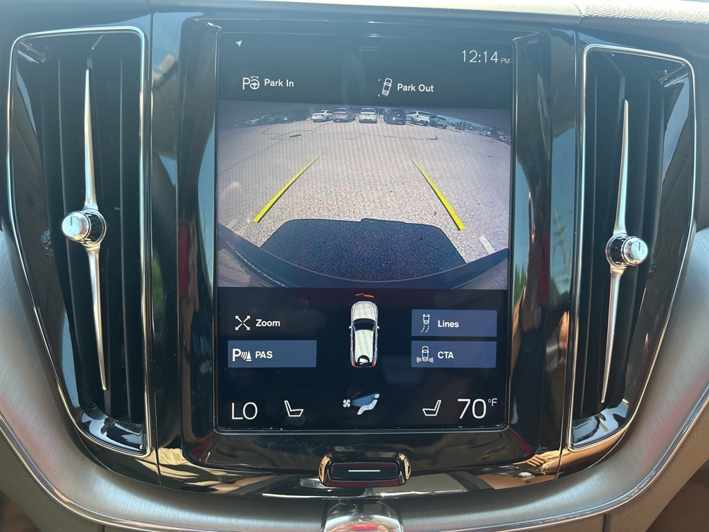 2019 Volvo XC60 Hybrid T8 Momentum photo 3