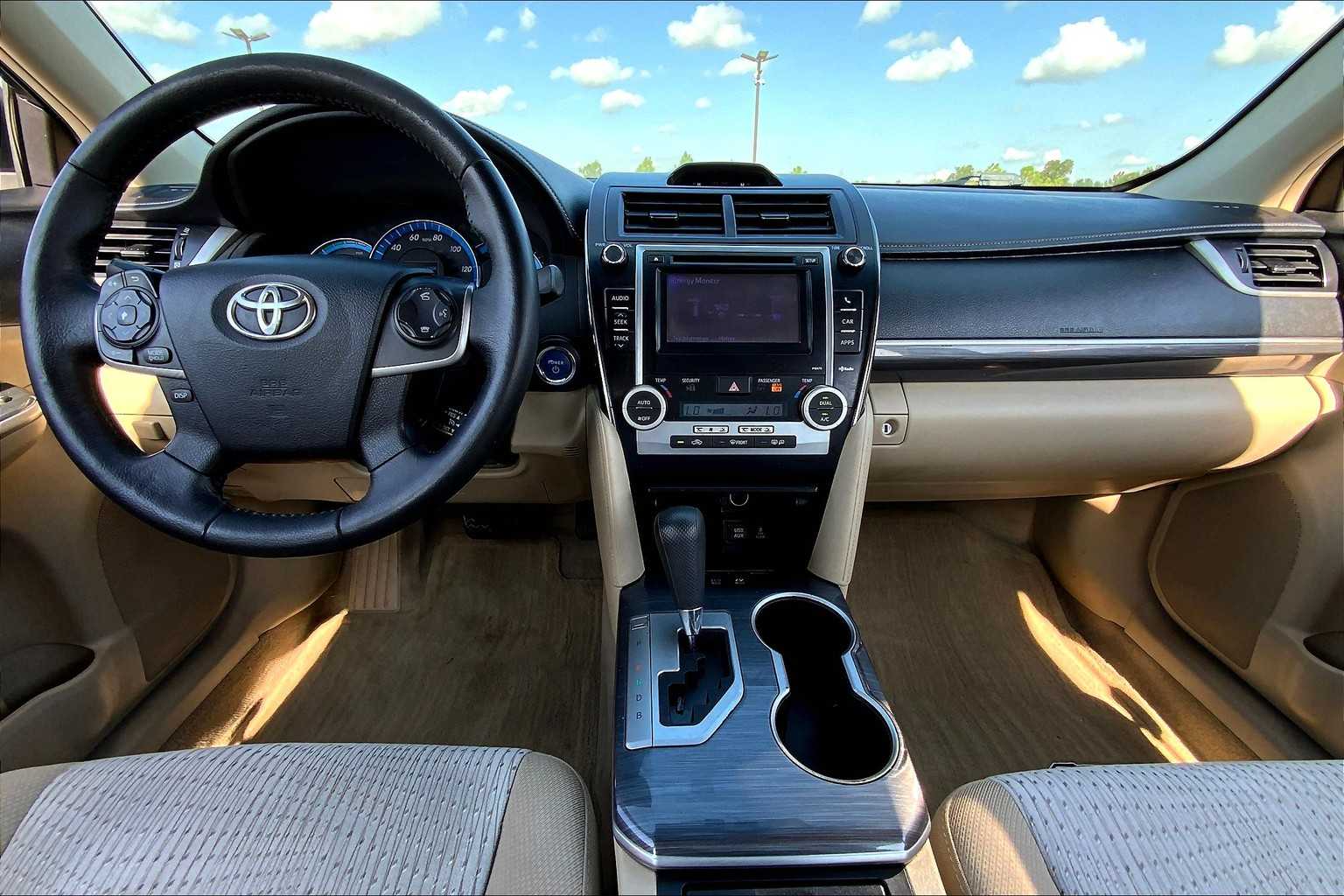 2014 Toyota Camry Hybrid XLE photo 13