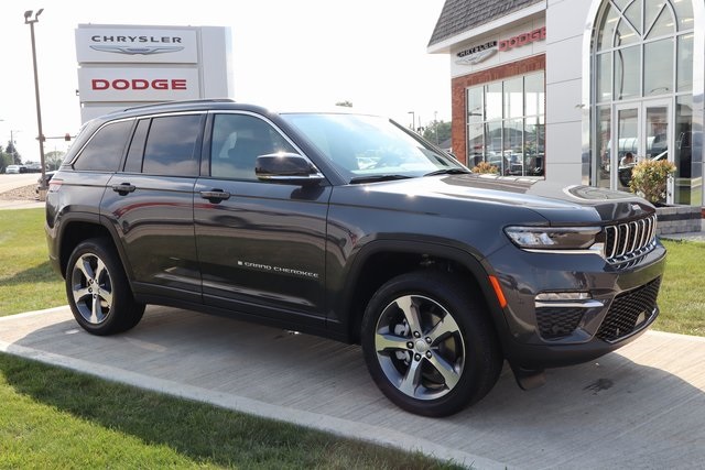 2025 Jeep Grand Cherokee Limited photo 3