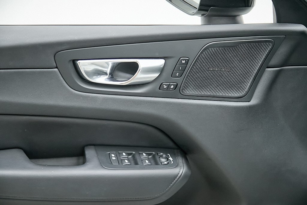 2023 VOLVO XC60 - Image 10