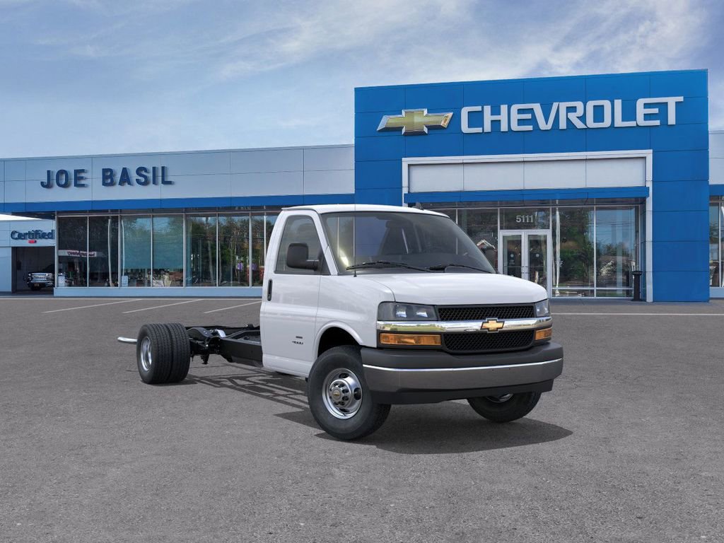 2025 Chevrolet Express Cutaway Base