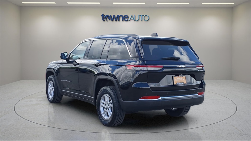2023 Jeep Grand Cherokee Laredo photo 2