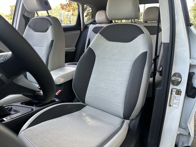 2025 Volkswagen Taos SE photo 3