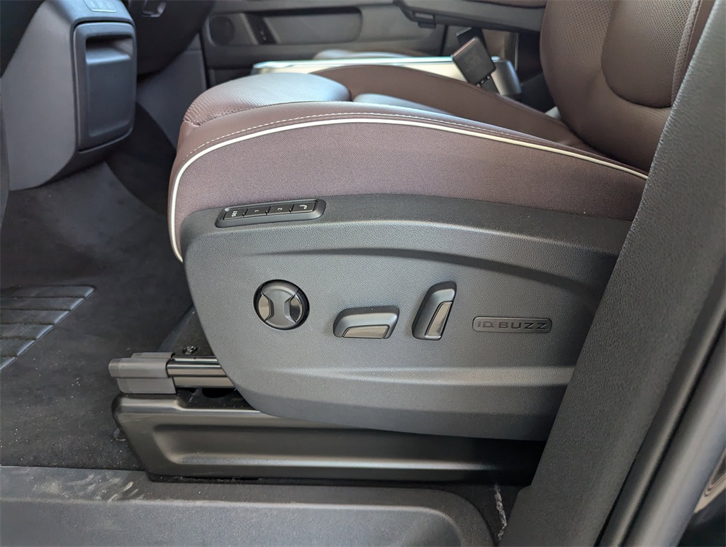 2025 Volkswagen ID. Buzz Pro S photo 11