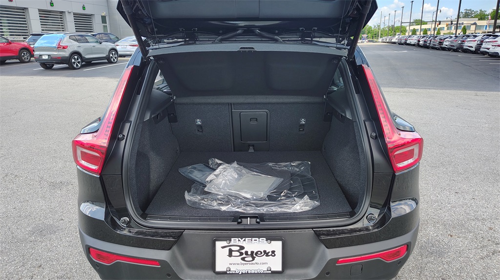 2026 Volvo XC40 Core photo 29