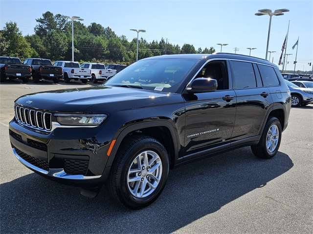 2025 Jeep Grand Cherokee Laredo Altitude photo 3