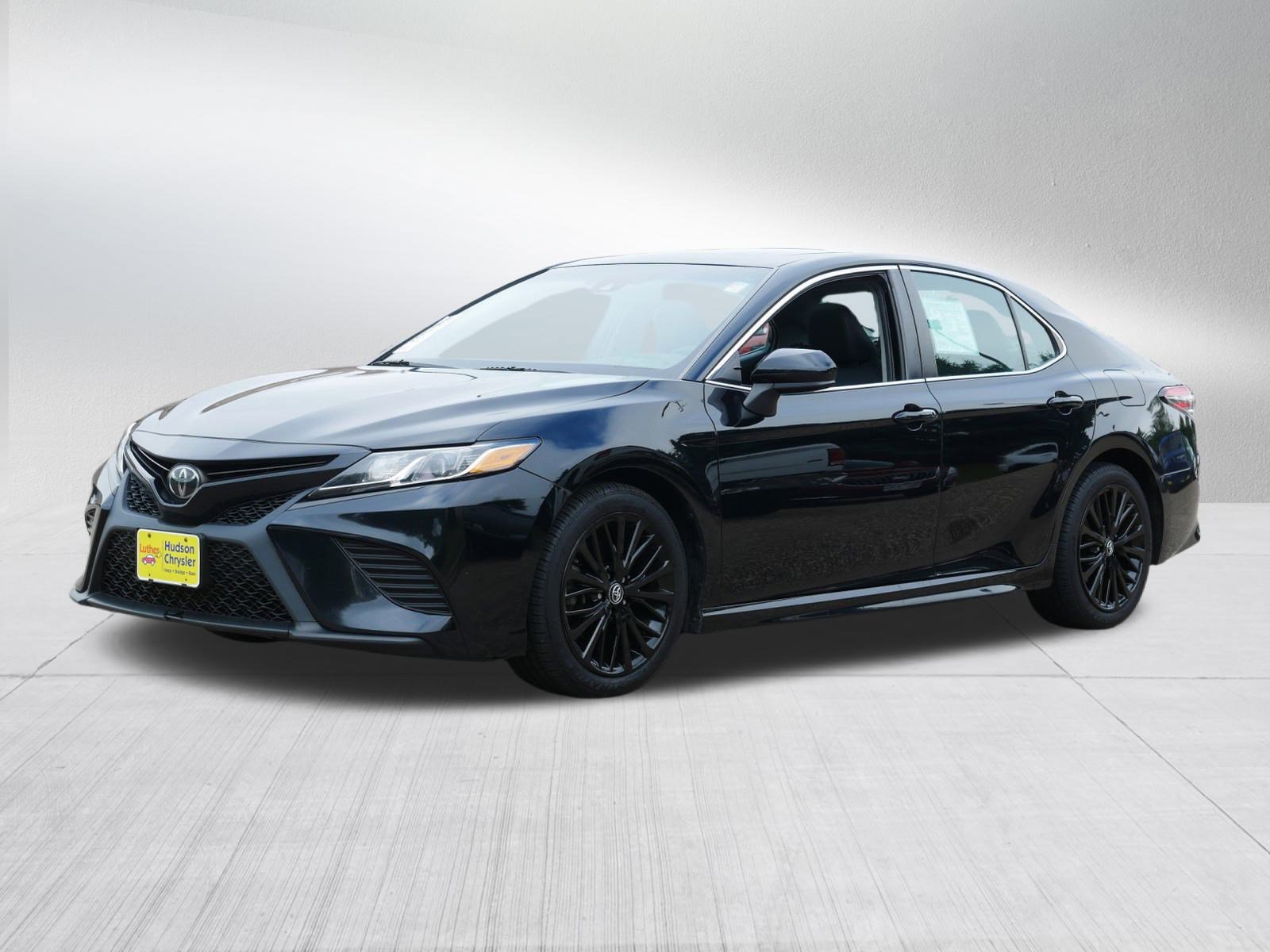 2019 Toyota Camry SE photo 2