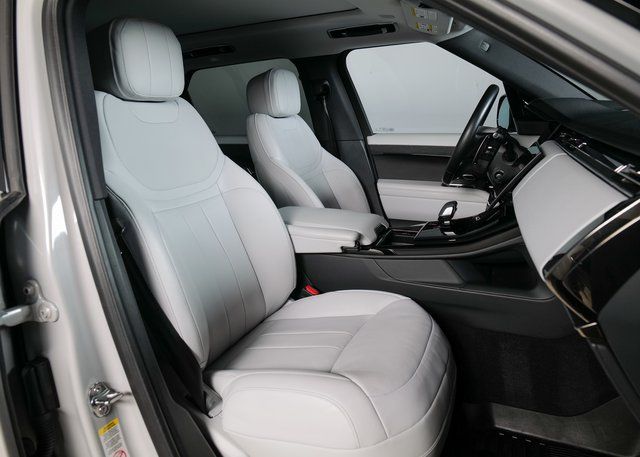 2024 Land Rover Range Rover Sport SE photo 3