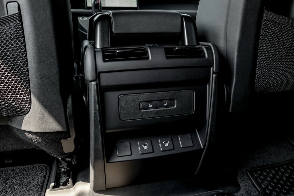 2025 Land Rover Defender 110 X-Dynamic SE photo 14