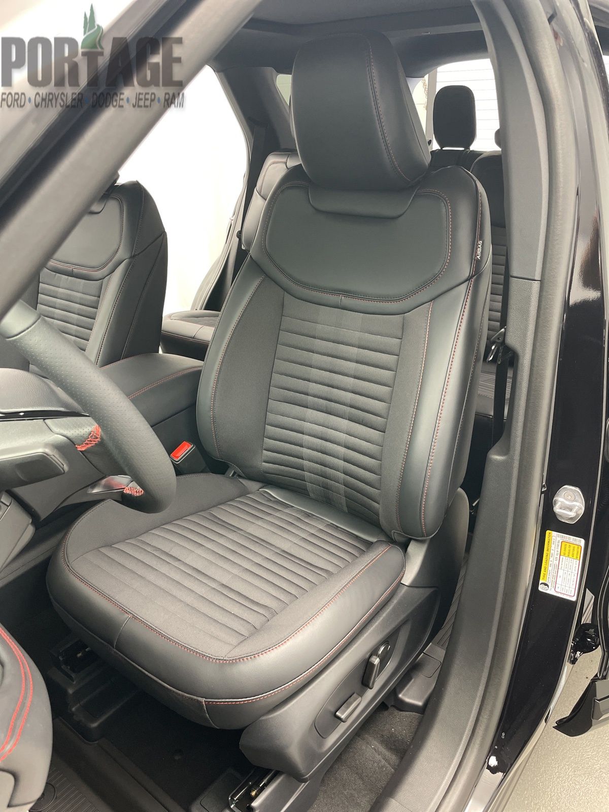 2025 Ford Explorer ST-Line photo 9