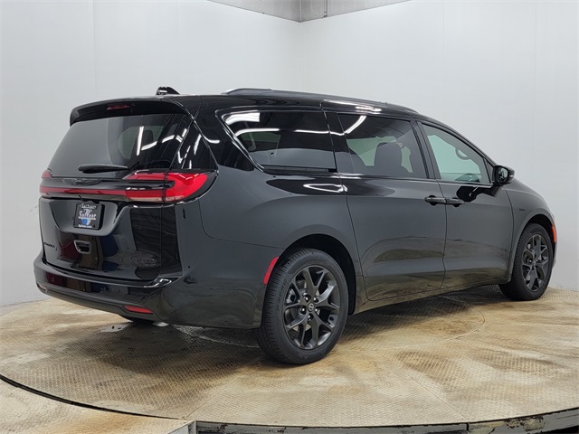 2026 Chrysler Pacifica Limited photo 4