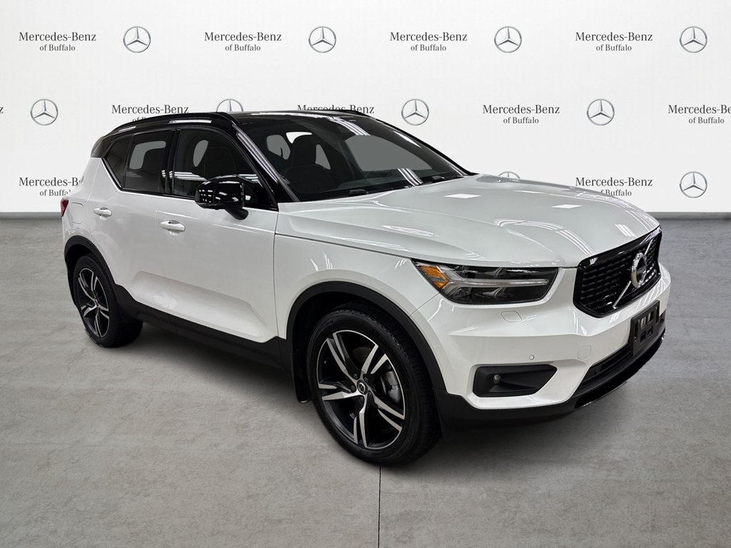 2021 Volvo XC40 R-Design photo 3