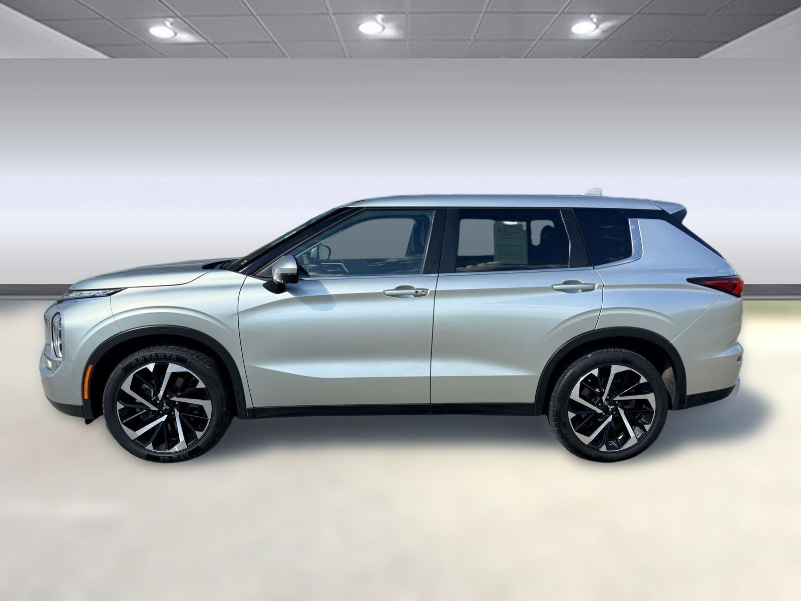2024 Mitsubishi Outlander SE photo 2