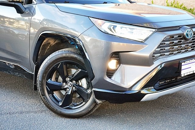 Used 2020  Toyota XSE image 3