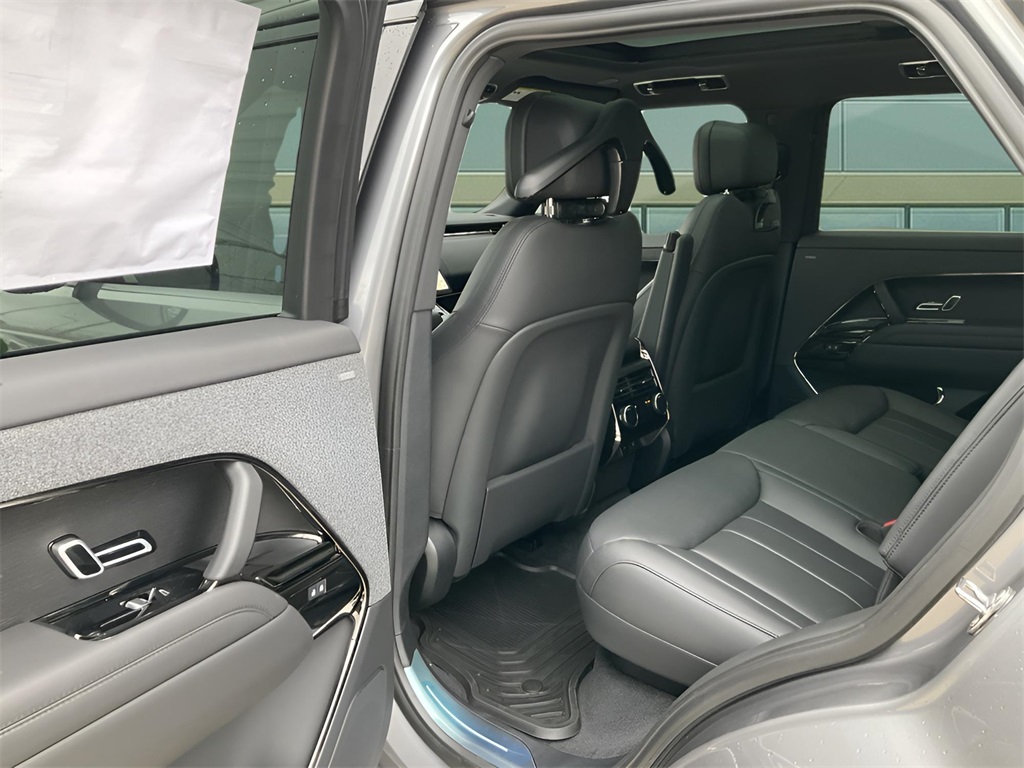 2025 Land Rover Range Rover Sport SE photo 14