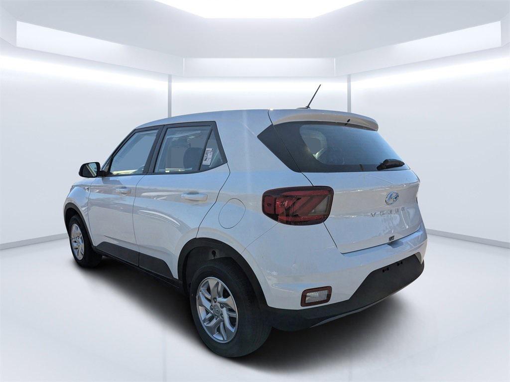 2026 Hyundai Venue SE photo 4
