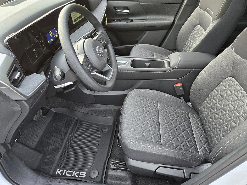 2025 Nissan Kicks SV photo 6
