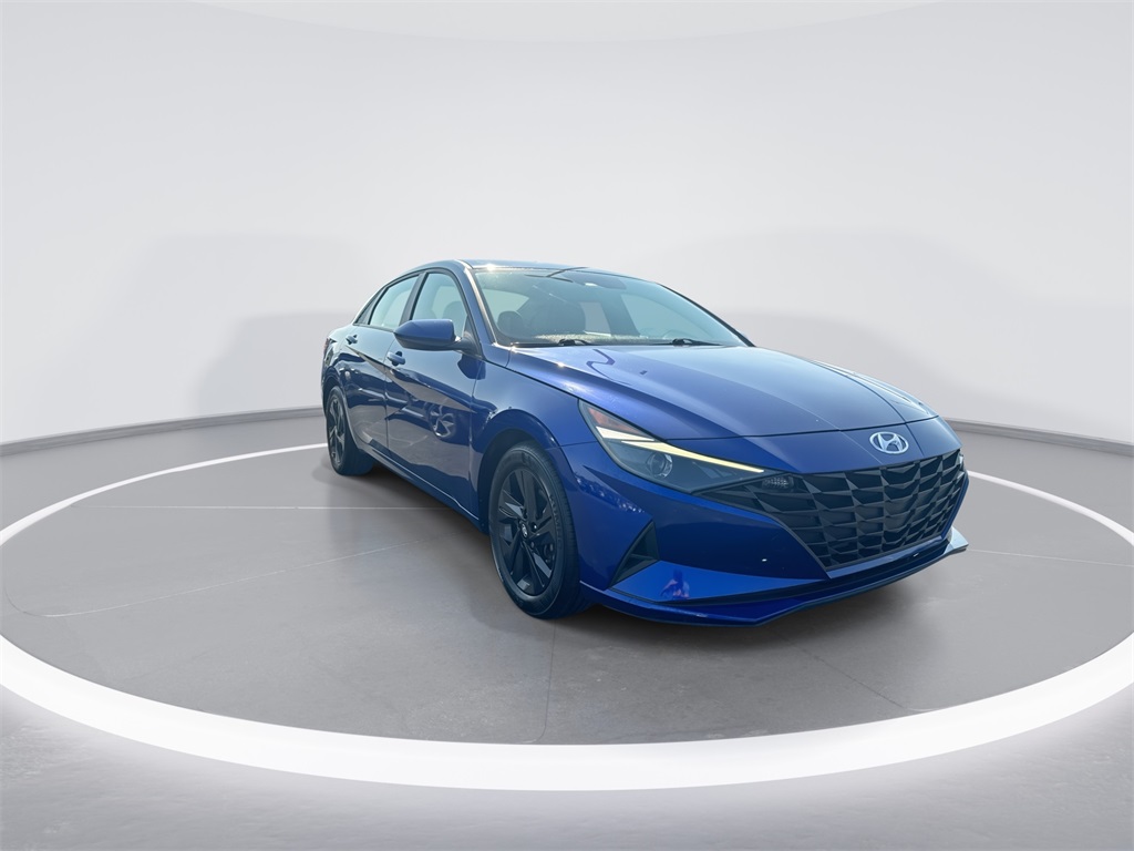 2022 Hyundai Elantra SEL photo 2