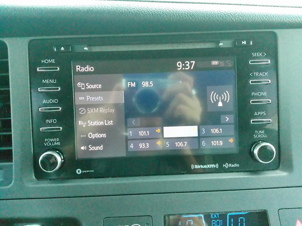 2018 Toyota Sienna XLE photo 39