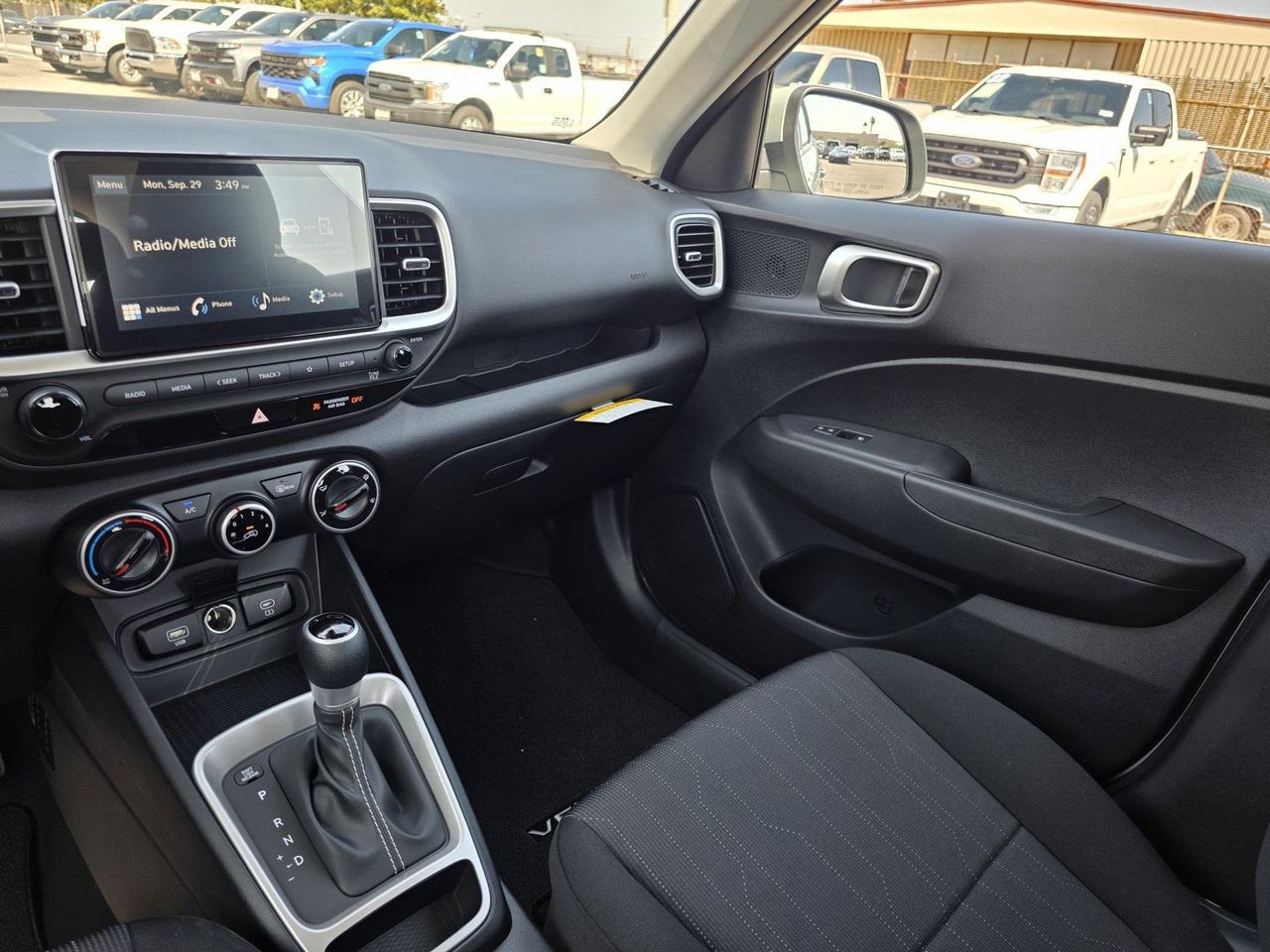 2026 Hyundai Venue SE photo 18