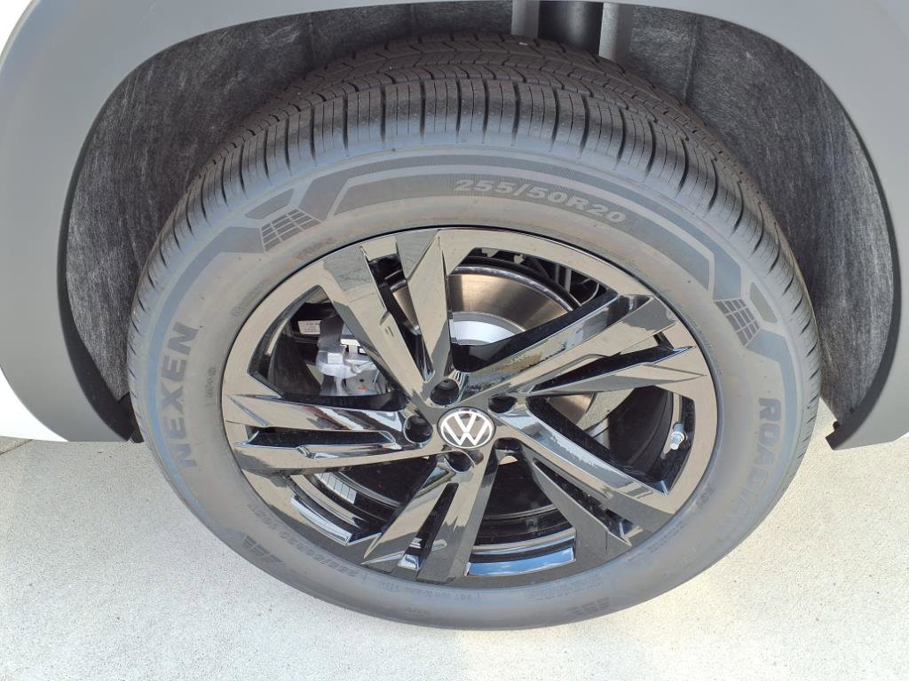 2025 Volkswagen Atlas Cross Sport SEL R-Line photo 10