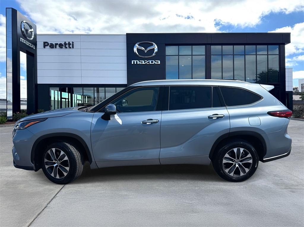 2022 Toyota Highlander XLE photo 2